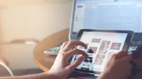 Meja kerja sederhana untuk mengelola proses jasa digital secara mandiri