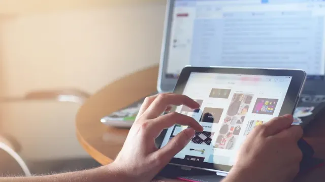 Meja kerja sederhana untuk mengelola proses jasa digital secara mandiri