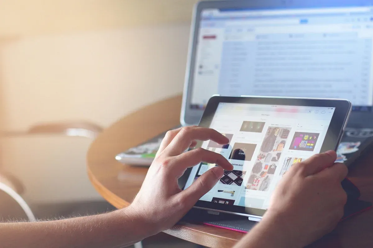 Meja kerja sederhana untuk mengelola proses jasa digital secara mandiri