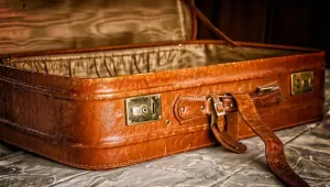 Meja usaha kecil dengan produk dan paket yang sedang disiapkan untuk pesanan online